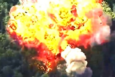 Невероятной силы взрыв, высоко подбросивший башню Т-72 ВСУ, показали на видео