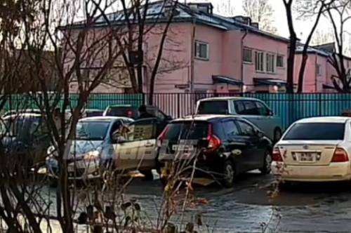 В Благовещенске во дворе на Калинина при парковке водитель устроил тройное ДТП В Благовещенске во дворе на Калинина при парковке водитель устроил тройное ДТП
