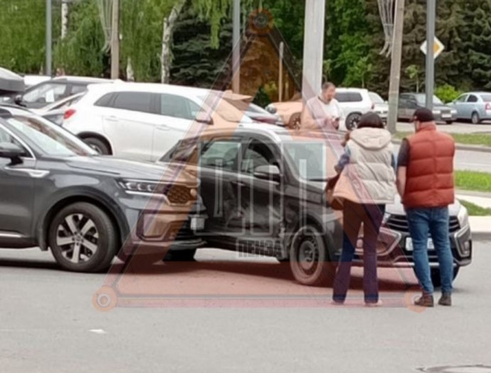 В Пензе две машины попали в жесткое ДТП на парковке