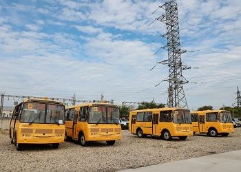 Почти два десятка автобусов получили амурские школы