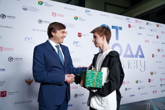 Сергей Кравцов в рамках «Елки желаний» исполнил желание 15-летнего Дмитрия из Брянска