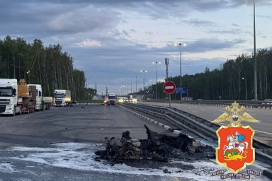 Легковушка влетела в отбойник и загорелась на трассе в Подмосковье