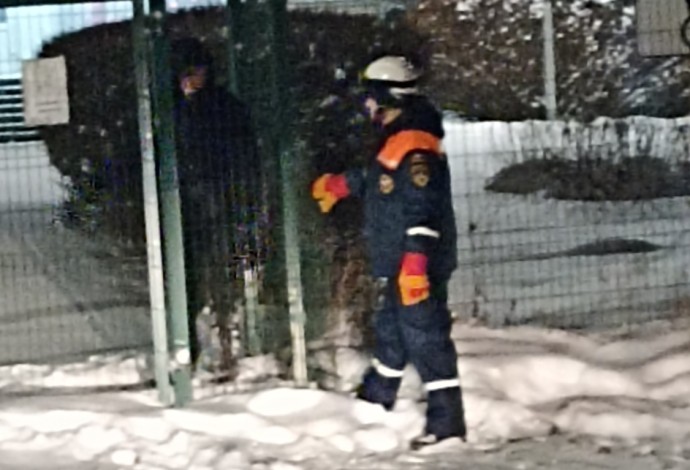 В Пензе застрявшего в заборе мужчину пришлось вытаскивать спасателям