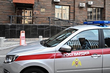 Мужчина с ножом пытался ворваться в квартиру к беременной россиянке