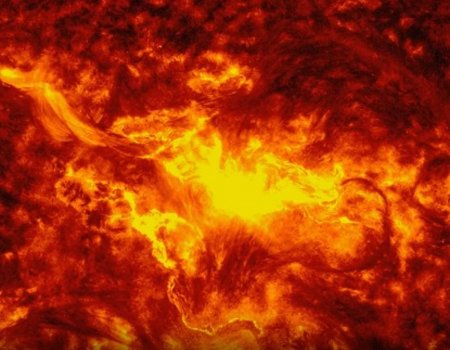 Солнце выбросило в сторону Земли мощный протуберанец Солнце выбросило в сторону Земли мощный протуберанец