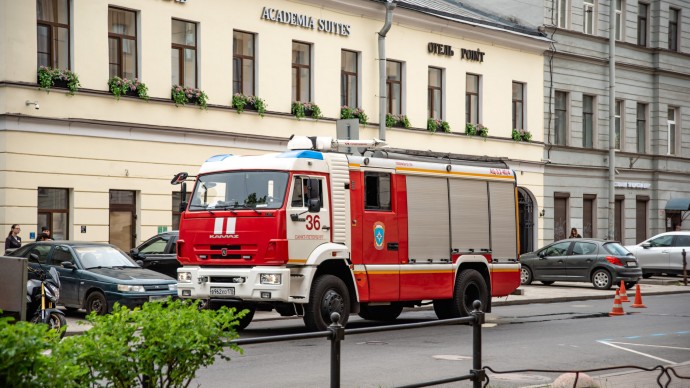 На Рябовском шоссе загорелось неэксплуатируемое здание