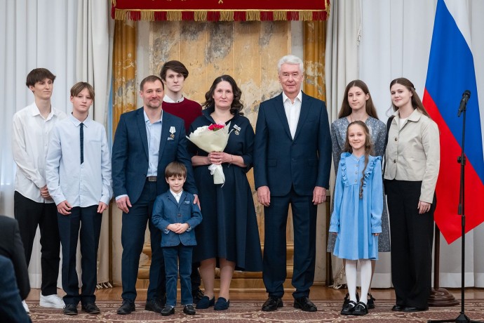 Мэр Москвы вручил наградные знаки «Родительская слава» Мэр Москвы вручил наградные знаки «Родительская слава»