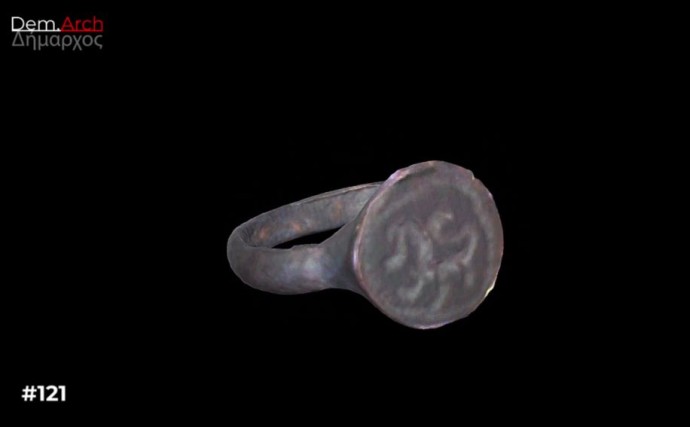 В Ярославле археологи нашли детский перстень с лютым зверем В Ярославле археологи нашли детский перстень с лютым зверем