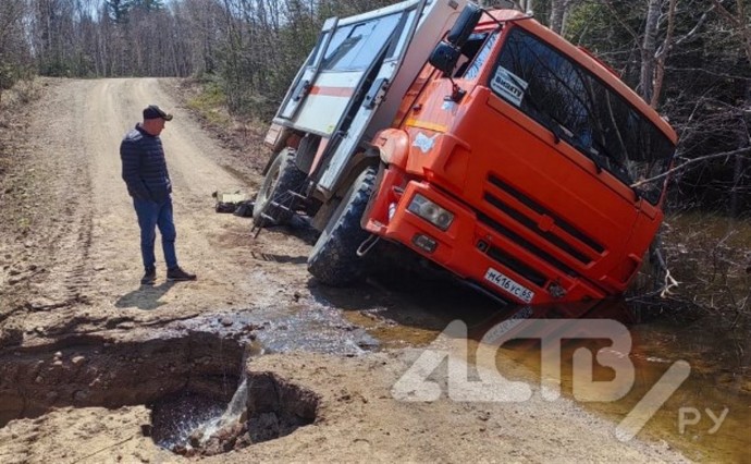 На Сахалине перекрыли дорогу, где вахтовка с пассажирами завалилась в канаву