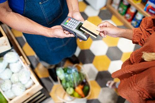 Амурчанка, которая не могла ходить, попросила знакомую купить ей продукты и лишилась денег
