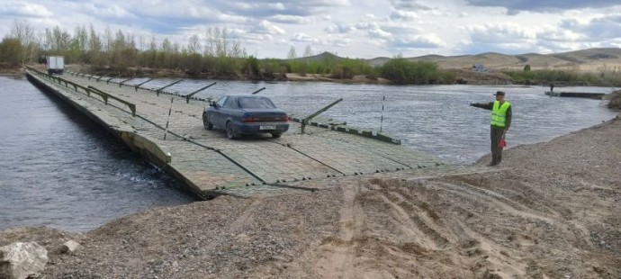 В Бурятии военные навели понтонный мост через реку Джида
