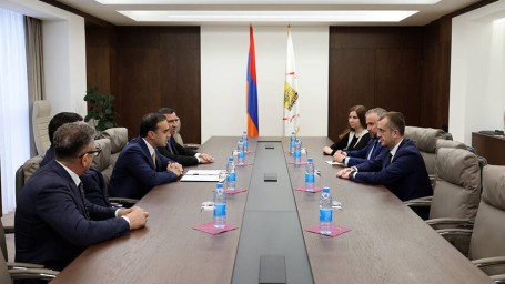 Делегация Петербурга во главе с вице-губернатором Борисом Пиотровским прибыла в Ереван