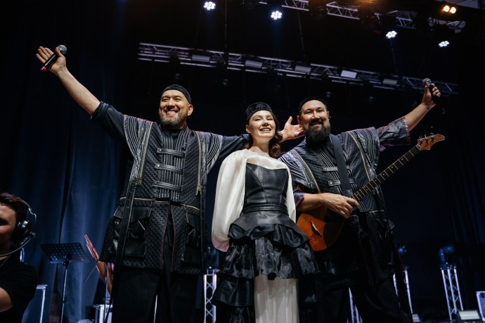 Башкирская AY YOLA спела в новогоднюю ночь на Первом канале Башкирская AY YOLA спела в новогоднюю ночь на Первом канале