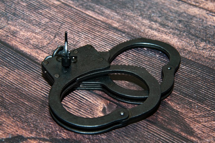 Упавшего с пятиметровой высоты на работе строителя арестовали за мат в метро Москвы Упавшего с пятиметровой высоты на работе строителя арестовали за мат в метро Москвы