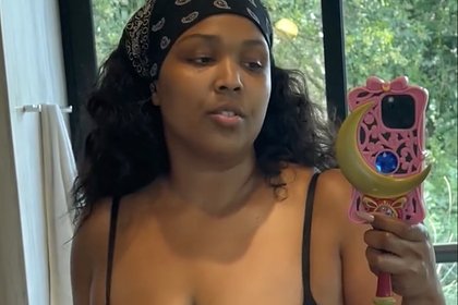 Плюс-сайз-рэперша Lizzo в белье показала результат похудения Плюс-сайз-рэперша Lizzo в белье показала результат похудения