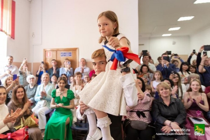 Родители из Владивостока рассказали, сколько потратят на выпускной детей