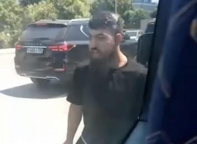 Перепугал детей: в Артёме расследуется нападение мигранта на водителя автобуса