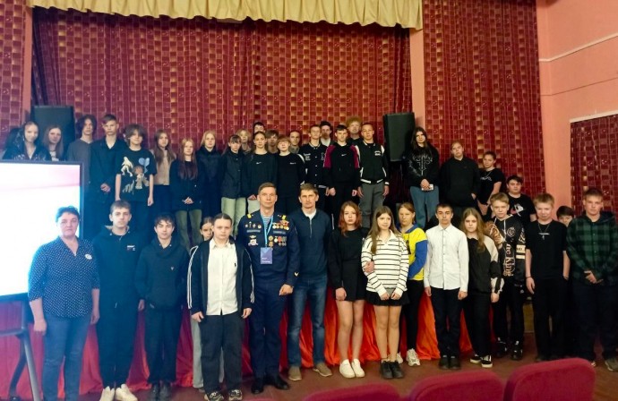 Ветеран СВО Дмитрий Кузьмичев провёл для новгородской молодёжи Урок мужества