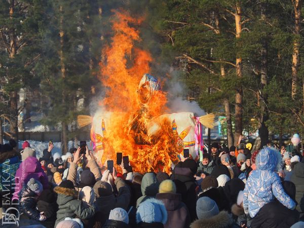 Улан-Удэ проводил зиму сожжением чучела Масленицы