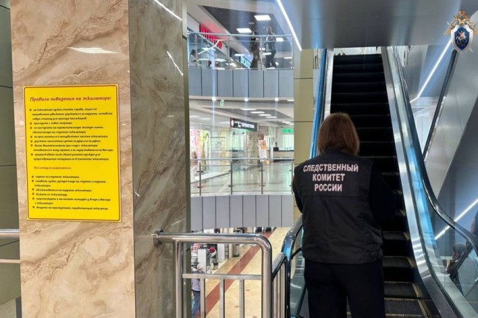 Эскалатор зажевал пальцы: в Приморье ребенок получил жуткую травму в торговом центре