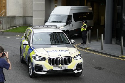 Сотрудница школы сняла 10-летнюю девочку в туалете Сотрудница школы сняла 10-летнюю девочку в туалете