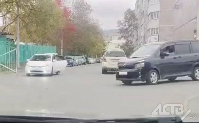 Инспекторы наказали отца ребёнка, который колесил на авто по дворам Южно-Сахалинска