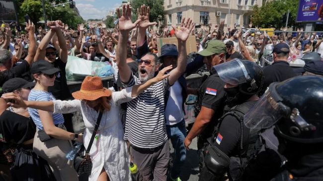 Вучич: Протестующие разрушили офис правящей партии Сербии в Нови-Саде
