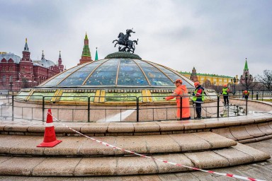 Комплекс фонтанов на Манежной площади очистили и промыли накануне зимы