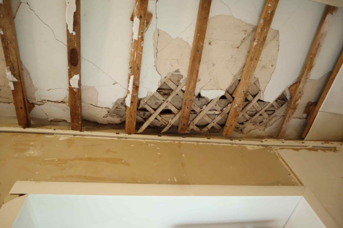 В Кирове семья живёт под протекающим потолком уже 10 лет В Кирове семья живёт под протекающим потолком уже 10 лет