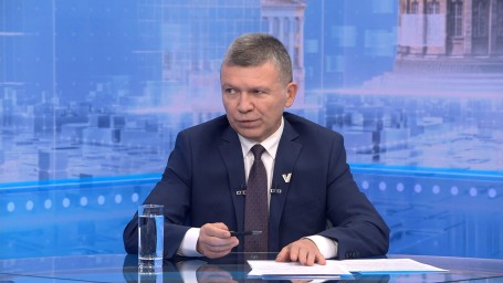 На территории Апраксина двора начали укладывать новый асфальт