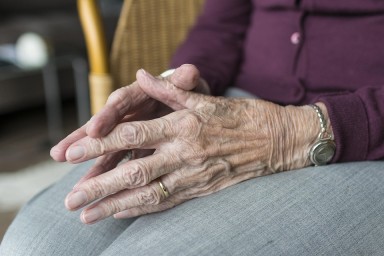 В Пензе 84-летняя старушка обогатила афериста почти на 400 тысяч рублей