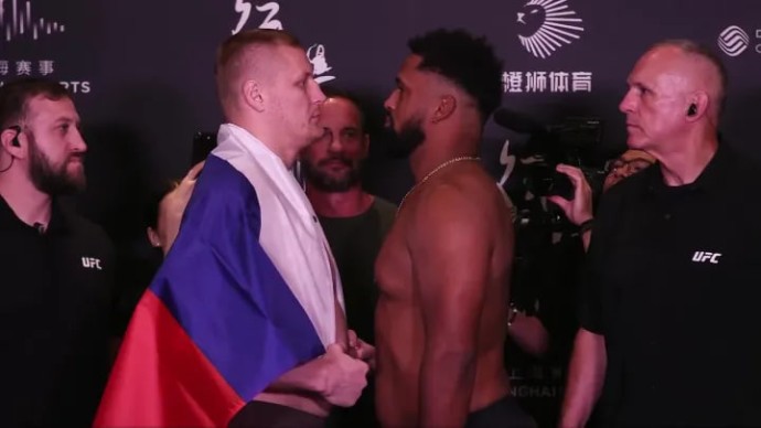 Павлович вынес флаг России на дуэль взглядов с Акостой перед турниром UFC