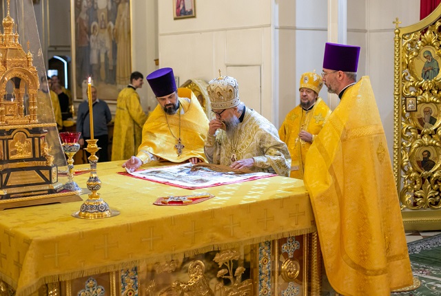 В день памяти Николая Чудотворца в кафедральном соборе Ушакова прошло богослужение перед ковчегом с его мощами В день памяти Николая Чудотворца в кафедральном соборе Ушакова прошло богослужение перед ковчегом с его мощами