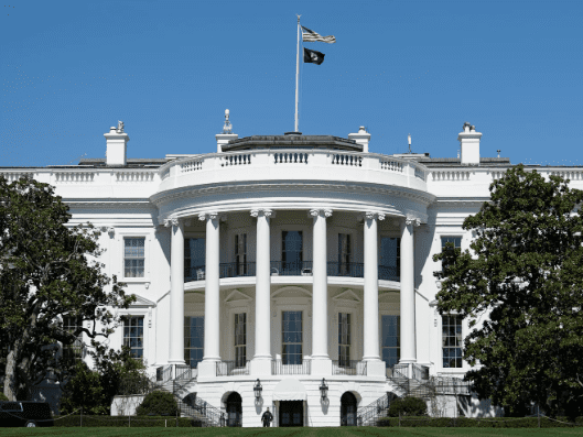 Белый дом опубликовал указ о принятии мер для разработки единой нормативной базы в сфере ИИ