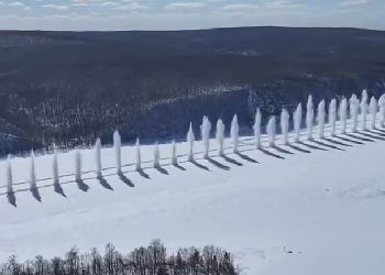 В Приамурье на границе с Китаем подорвали лед на реке