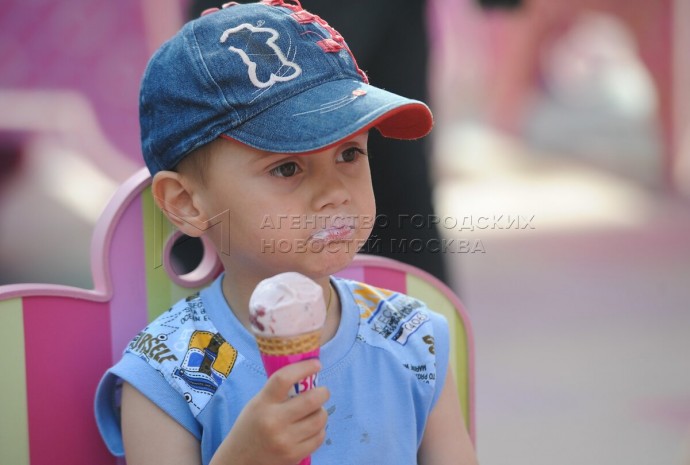 Врач посоветовала давать мороженое детям только с двух лет и по чайной ложке в неделю Врач посоветовала давать мороженое детям только с двух лет и по чайной ложке в неделю
