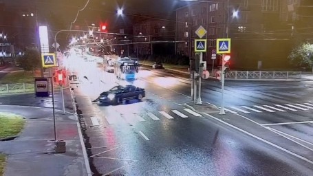 В аварии с автомобилем такси в Московском районе байкерша получила тяжелые травмы: ее экстренно госпитализировали