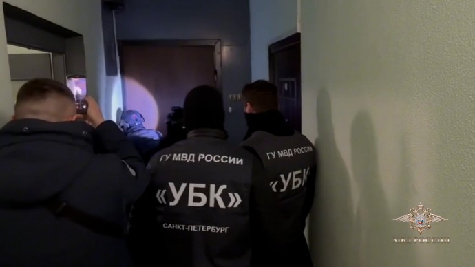 «Плюс-минус» догадывался, сказали: «это не наркота»: в Петербурге задержали 18-летнего пособника украинских мошенников