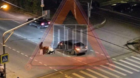 Прохожие накрыли куртками: молодая девушка упала без сознания после ДТП на Шуисте