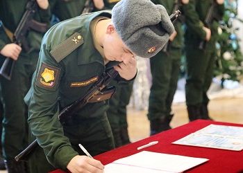 Глава Приамурья подписал постановление об осеннем призыве