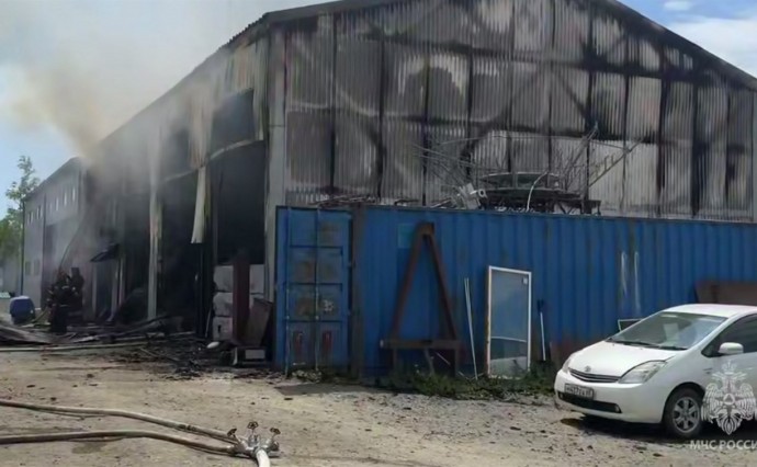 Загорелась автомастерская: в МЧС озвучили подробности крупного пожара в Южно-Сахалинске