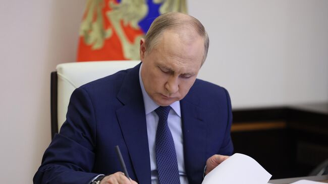 Путин подписал закон о льготном приеме в вузы детей военных