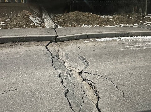 На севере Бурятии на глазах расползается асфальт