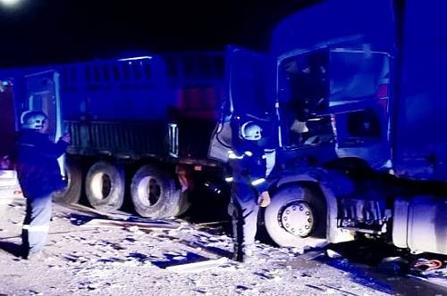 В Приамурье водителю, заблокированному между двумя грузовиками из-за ДТП, помогли спасатели В Приамурье водителю, заблокированному между двумя грузовиками из-за ДТП, помогли спасатели