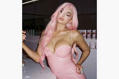 Кайли Дженнер снялась в латексном платье с глубоким декольте Кайли Дженнер снялась в латексном платье с глубоким декольте