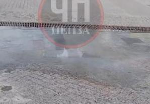 На улице Московской в Пензе из-под плитки забил фонтан с кипятком