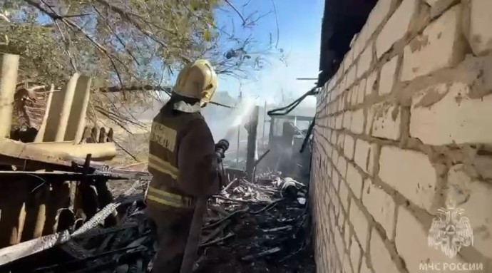 В Астрахани из-за пылающего сухостоя сгорели две хозпостройки