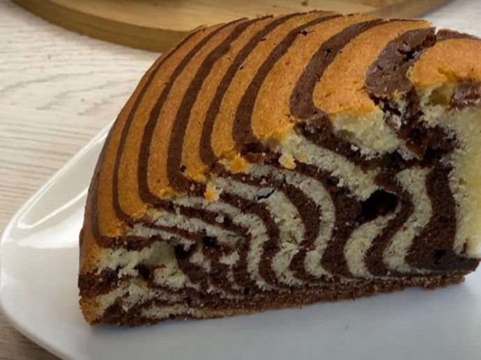 Какао-порошок добавляют в половину теста для создания узора в мраморном кексе Какао-порошок добавляют в половину теста для создания узора в мраморном кексе