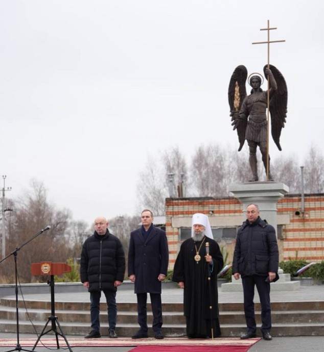 В с. Блохино Мордовии рядом с восстановленным храмом открылась аллея с монументом Архангелу Михаилу