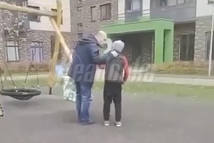 Мужчина избил ребенка на детской площадке в Москве Мужчина избил ребенка на детской площадке в Москве